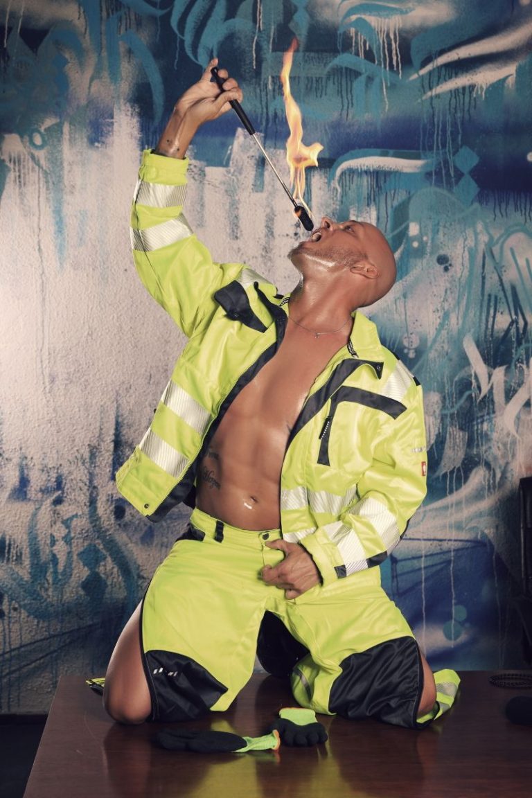 Mike – Stripshow mit Feuerschlucken, LED Roboter, Feuerspucker | Foto 2